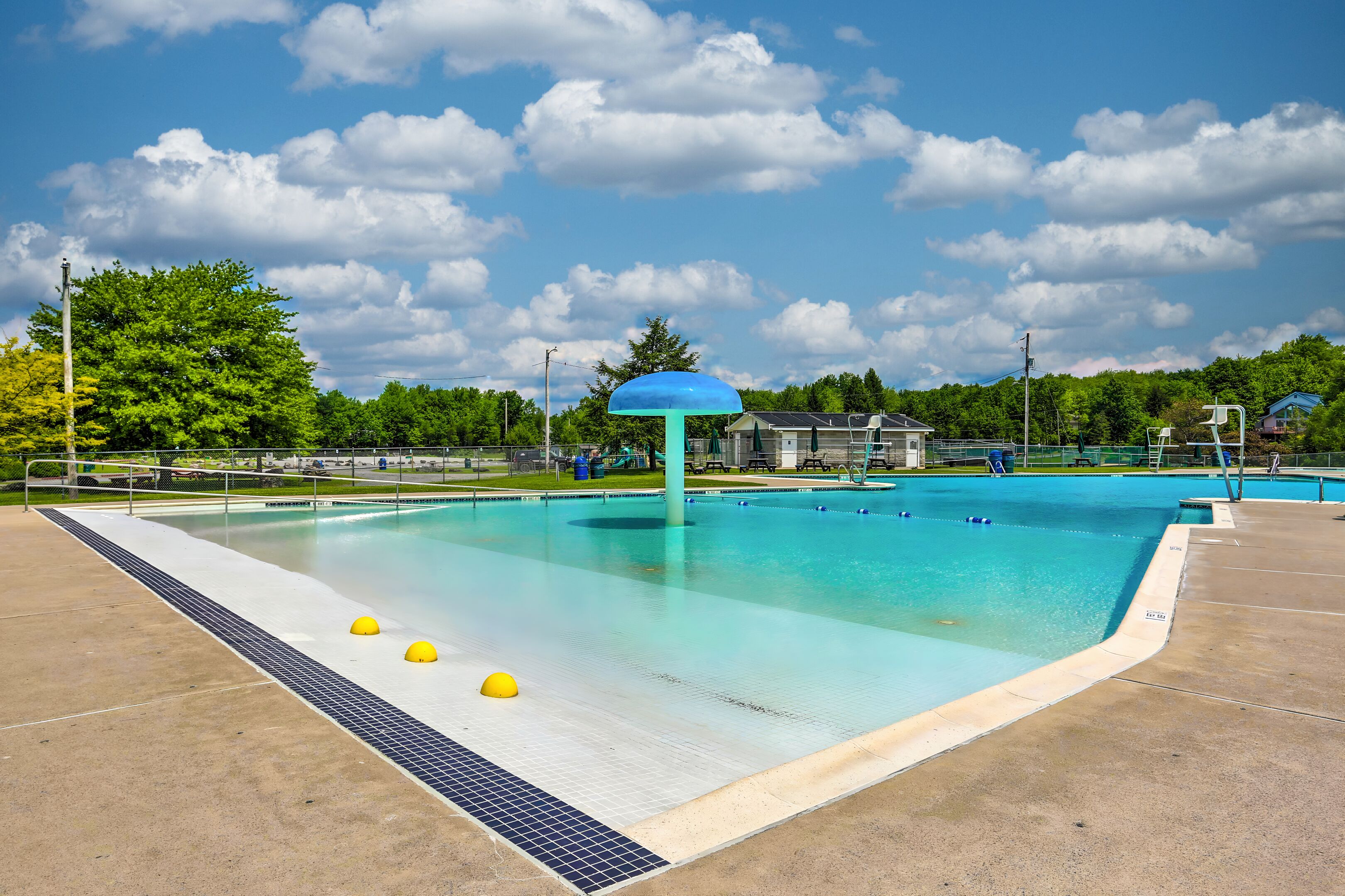 Island pool (seasonal) - Community Amenity - Arrowhead Lake - Serhii Vacation Rentals