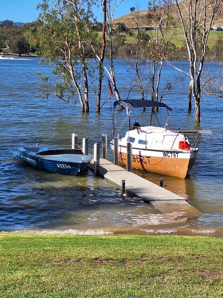 Twin berth jetty for guests' exclusive use