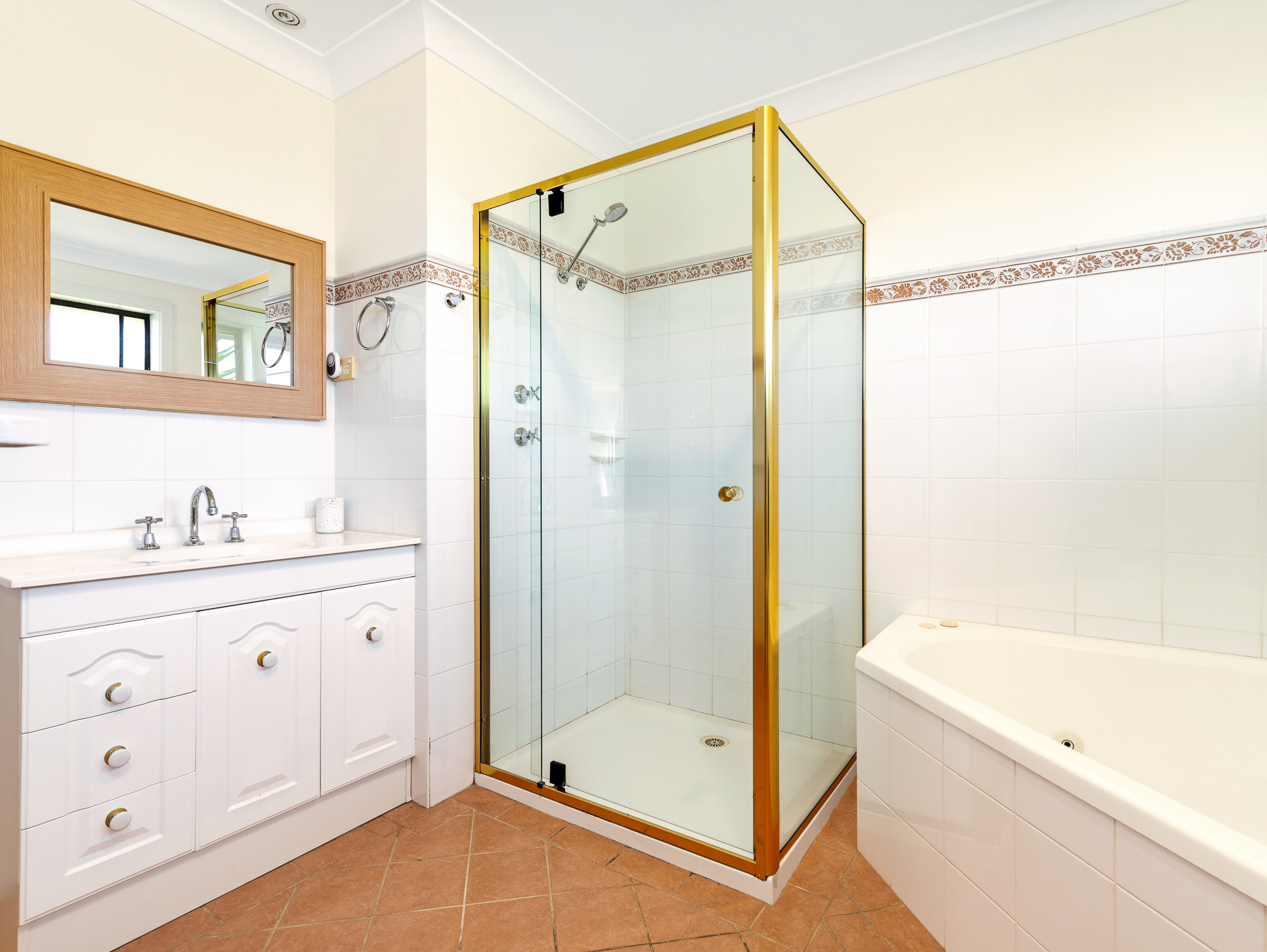 Upstairs Main Bathroom