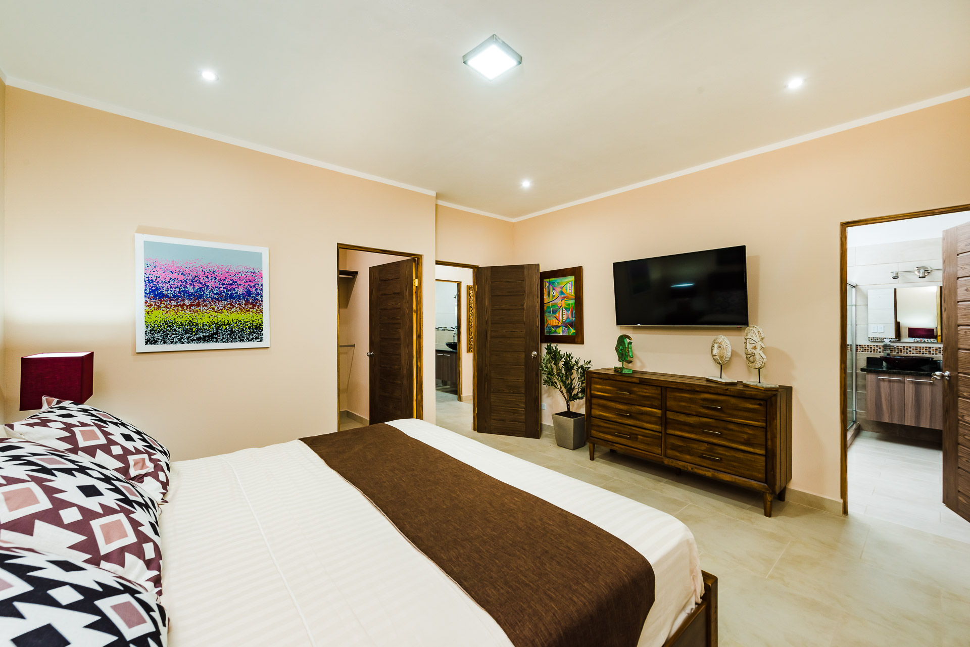 Master bedroom with king size bed at Casa Roberta