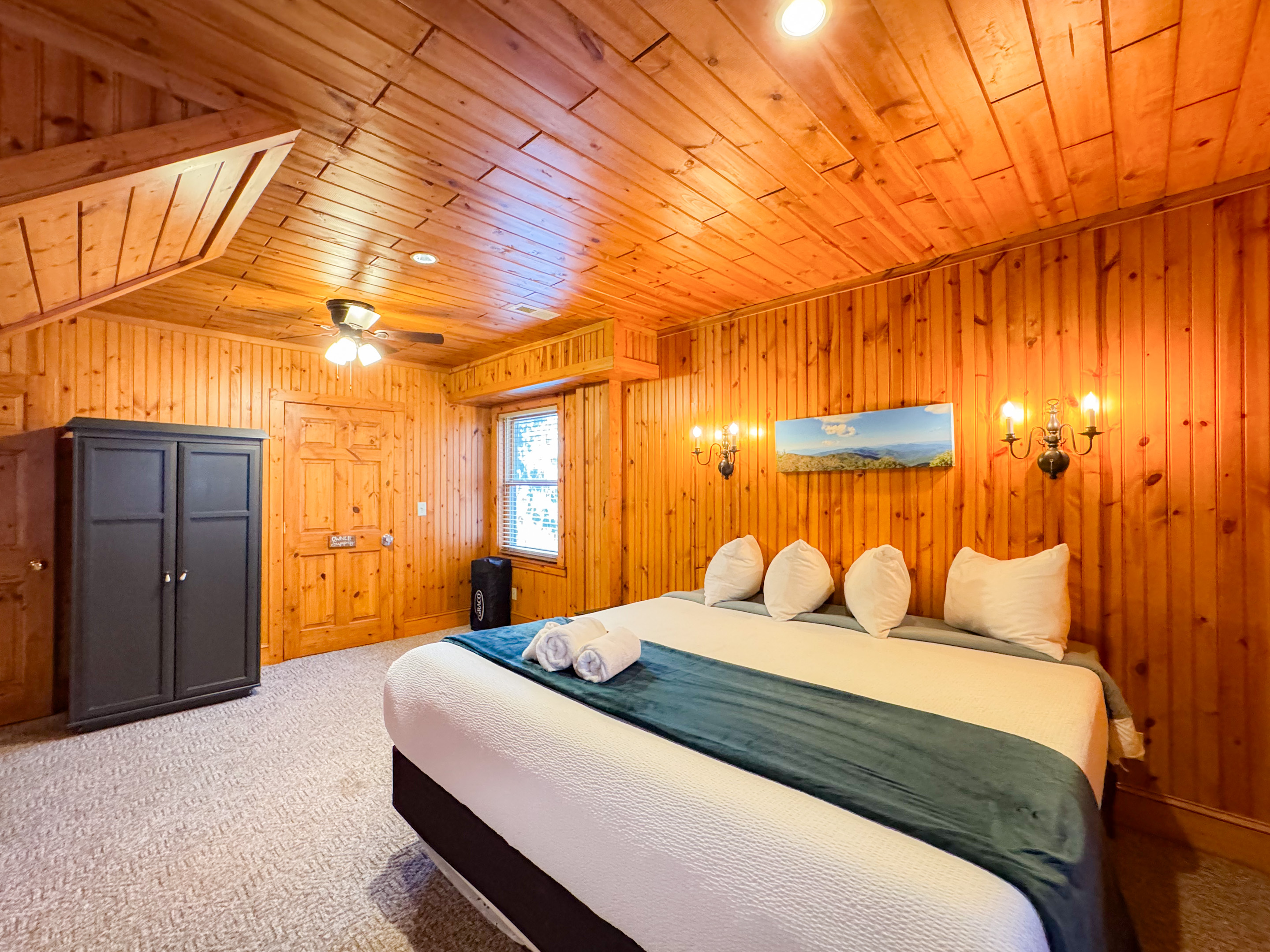 King size cooling memory foam bed and shredded bamboo pillows.