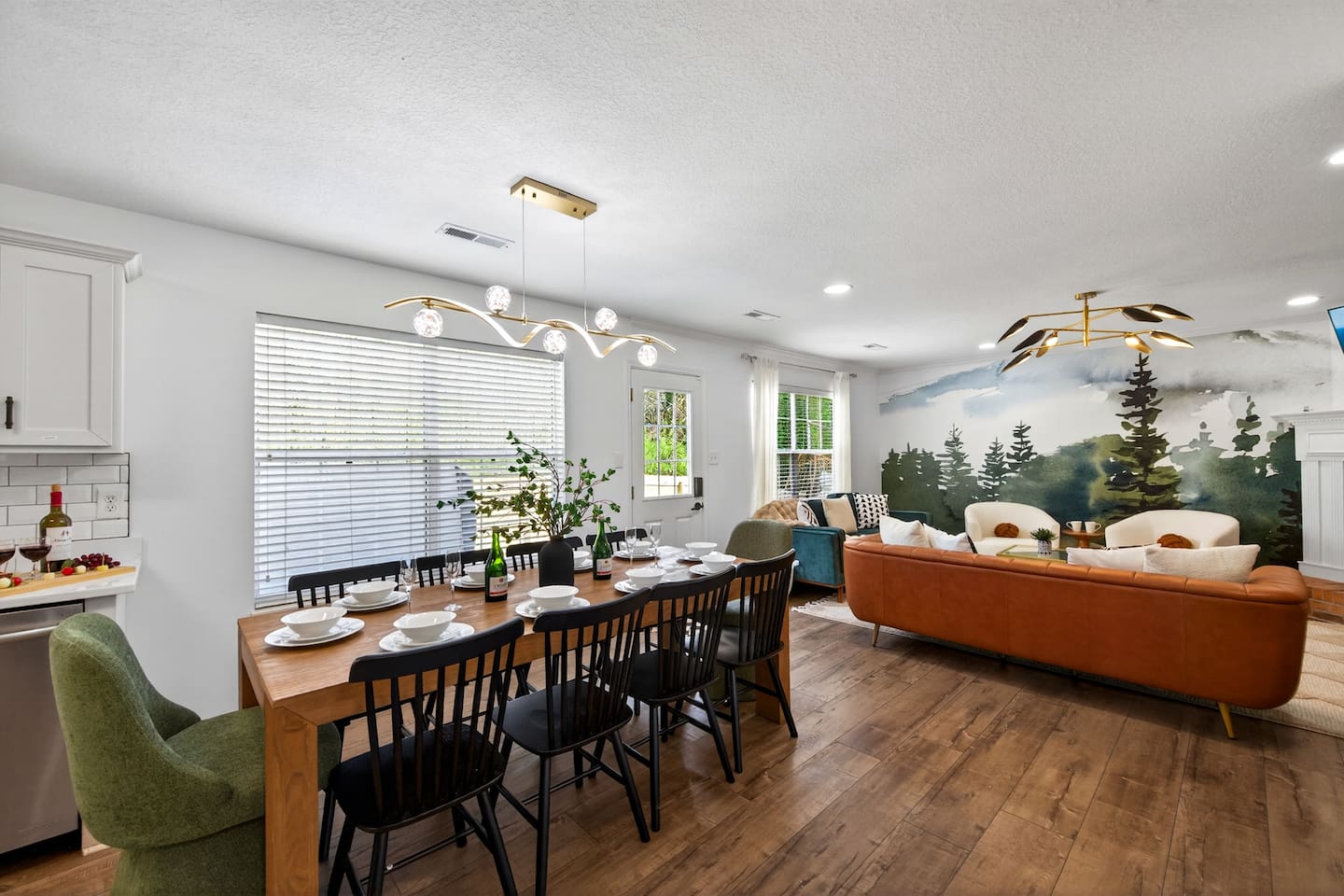 Dining room with ample and convenient seating for group dinners.
