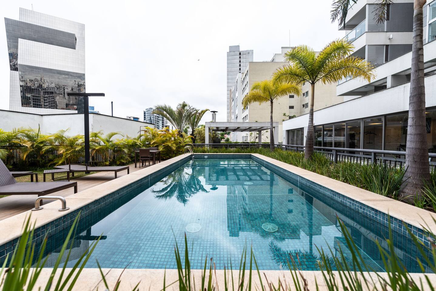 Piscina ao ar livre em condomínio seguro, ideal para lazer em São Paulo.