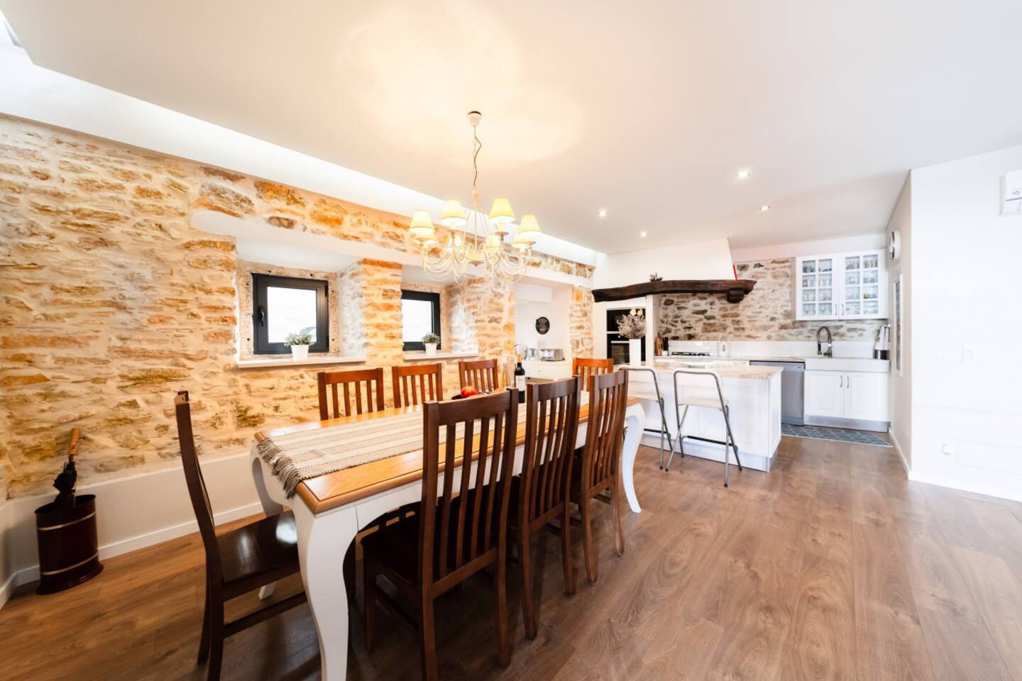 Lots Of Room To Dine with Family or Firends