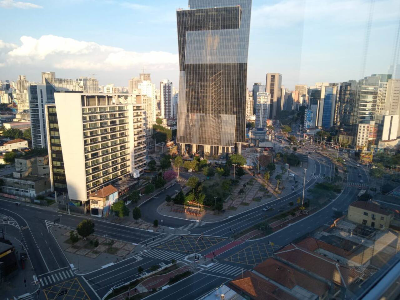 Vista incrível da cidade direto da varanda no último andar, no coração de Pinheiros.