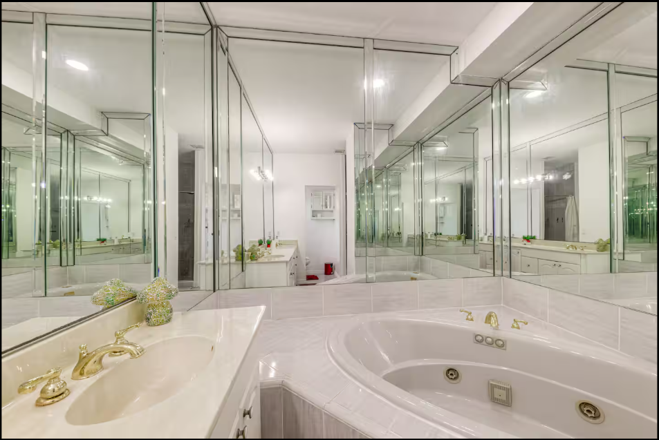 Full Bathroom | 1st Floor