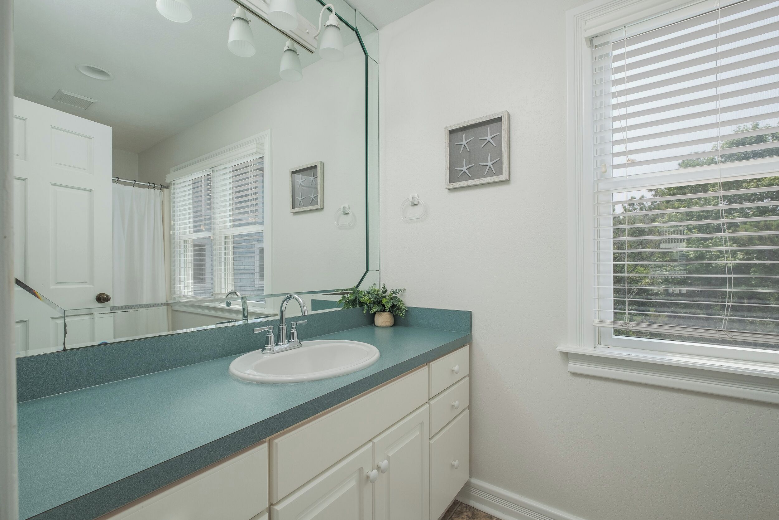 2nd fl king br Ensuite Full bathroom!