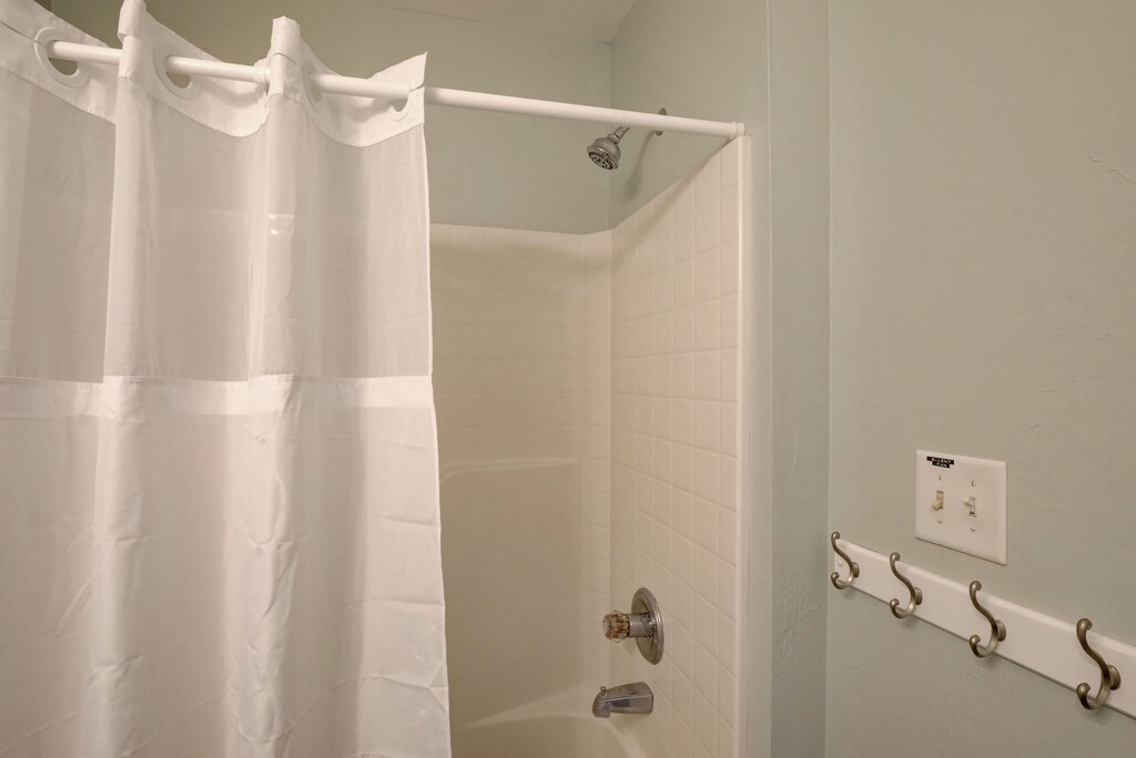 Stars - Hall bath with tub/shower combo