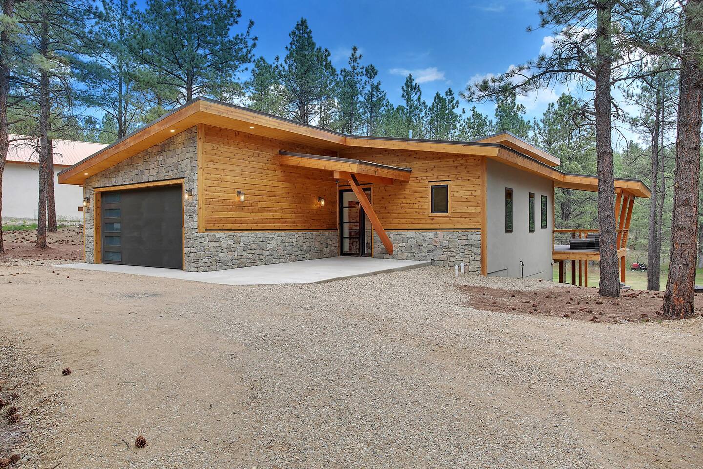 Custom home close to ski resort with hot tub
