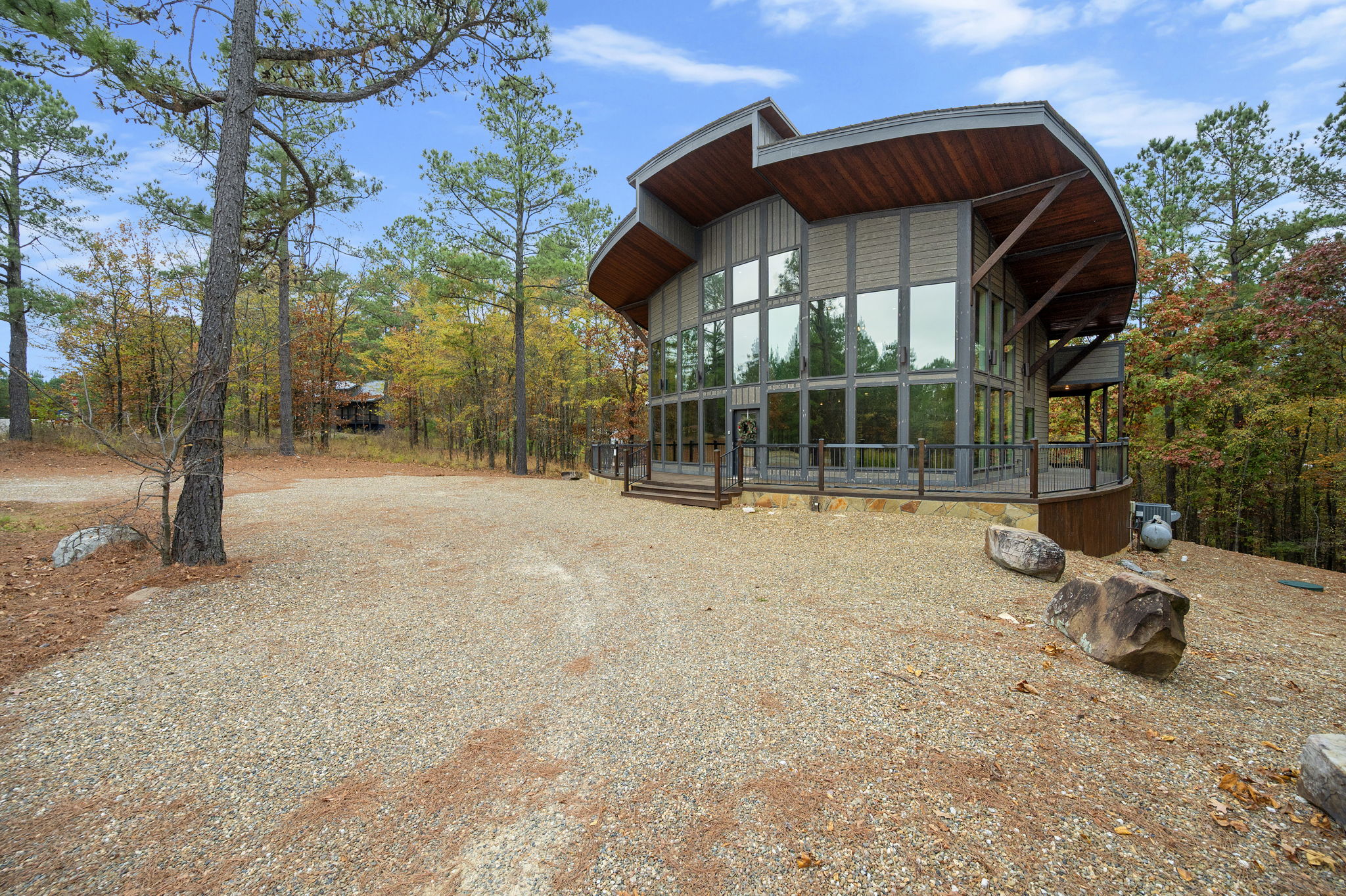 Round Here Buzz has all the space you need for an easy arrival 🌲✨ The circle drive offers plenty of close parking with lots of room for trailers hauling boats or SXS toys. Pull in, unpack, and let the fun begin 🛻🔥