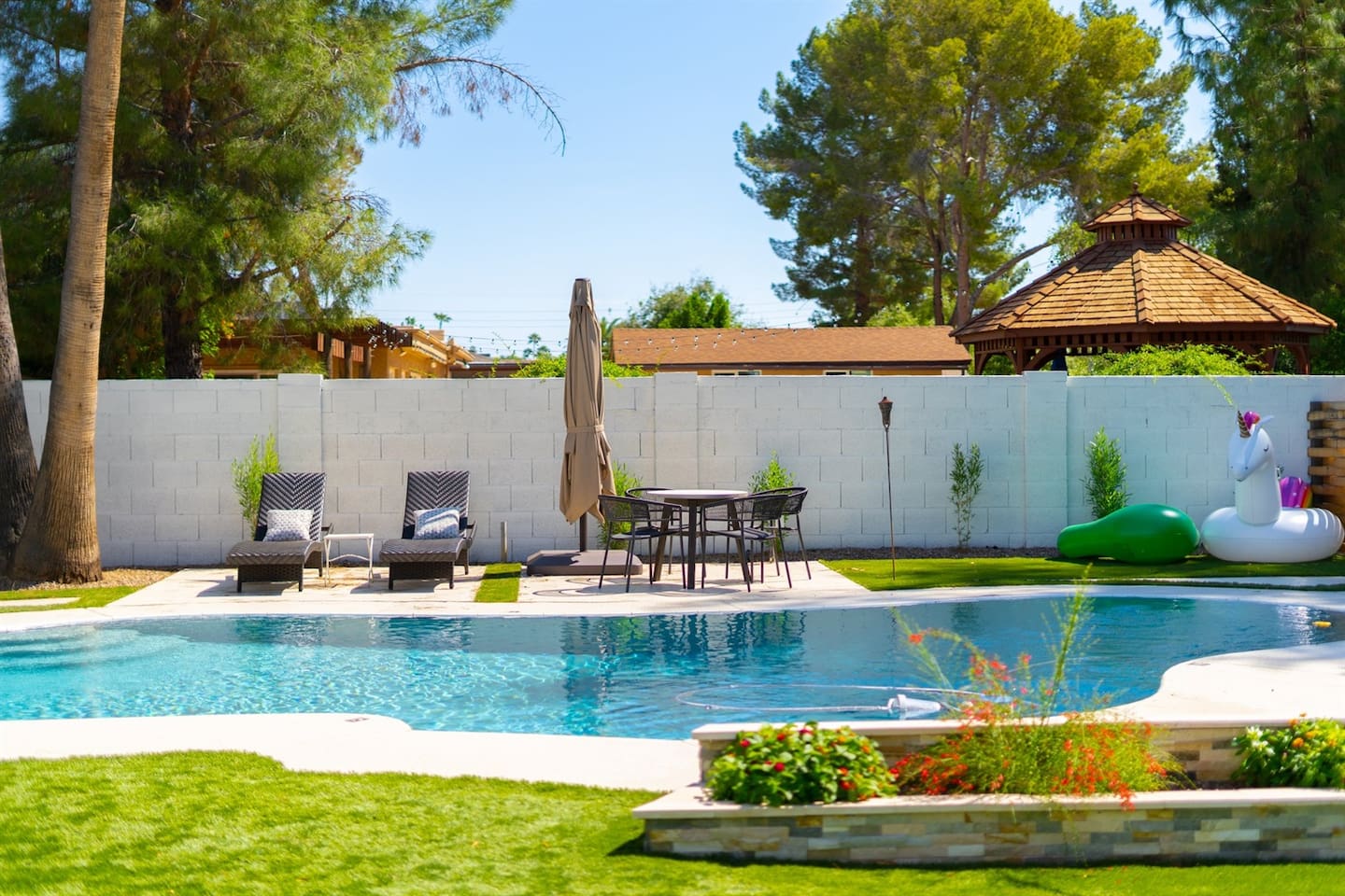 Relax by the pool surrounded by lush plants and comfortable outdoor furniture. Enjoy the shade from the cantilever sun umbrella, and don’t forget the fun floaties!