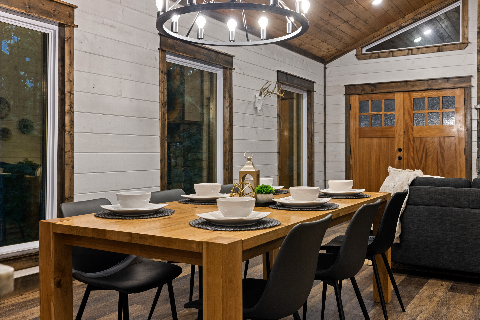 Dinner comes with a view here. Settle around the table with the pines just outside and enjoy the rare luxury of nowhere else you need to be.