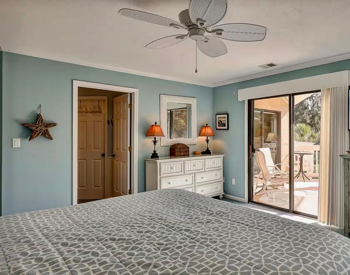 King bedroom with doors to the deck