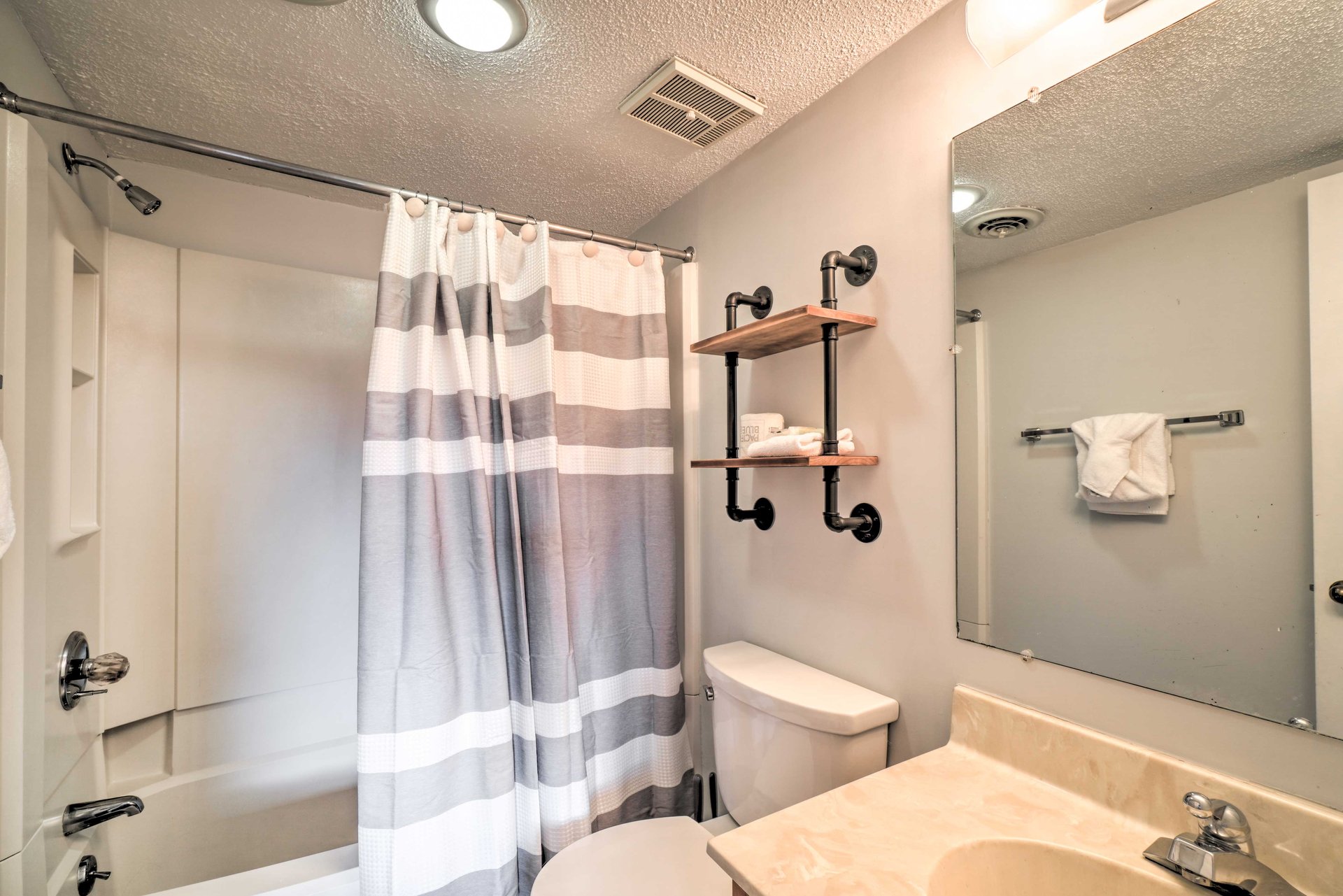 Bedroom #1 en suite bathroom
