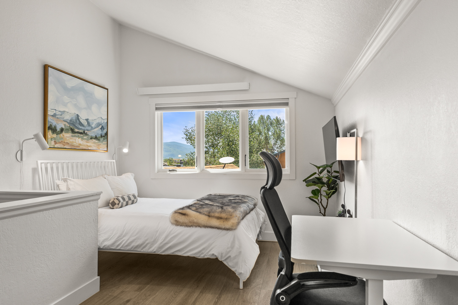 Upstairs Ensuite Bedroom #2 | Workspace