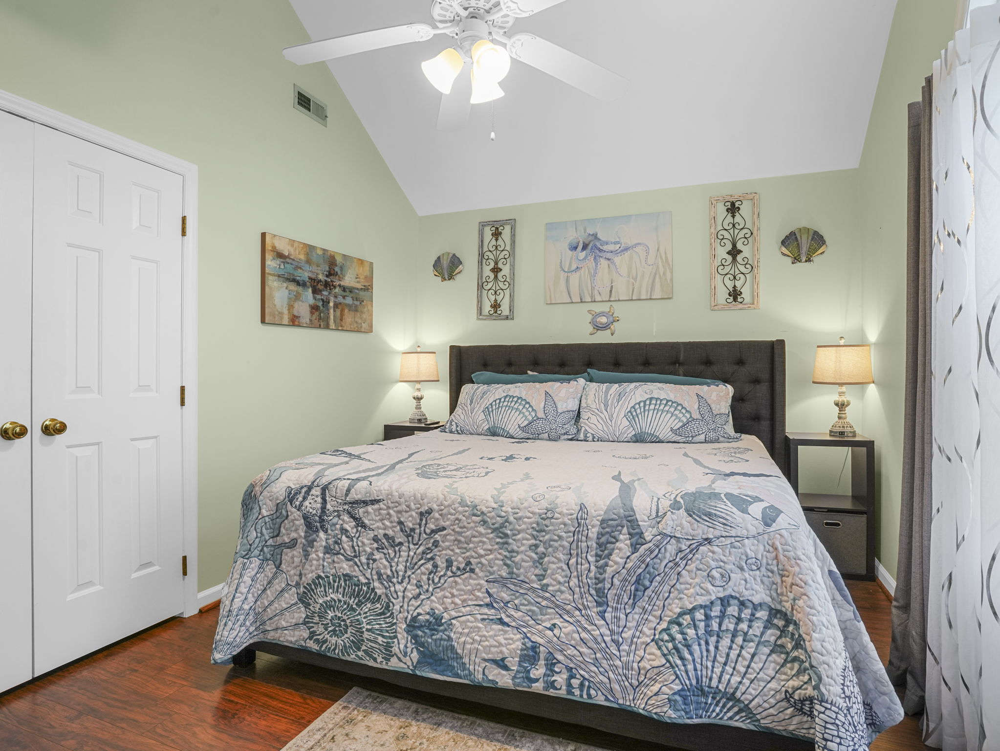 Front-Facing Bedroom, King Bed
