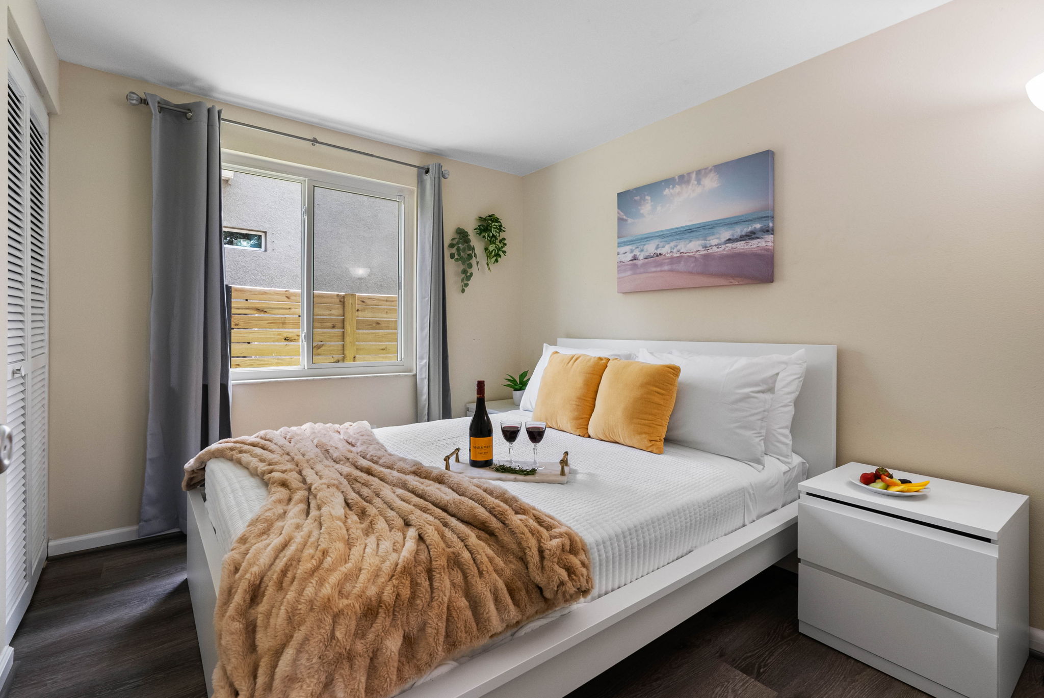 A coastal beachscape artwork above the bed brings a breezy, relaxed feel to the space—perfect for a Tampa getaway.