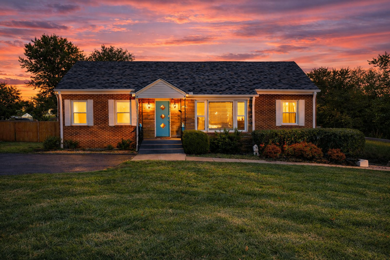 Lovely Ranch home on large lot in fantastic neighborhood, only 7 mi to Broadway & 1 exit to Opry! The home is over 3,000 square feet total! 