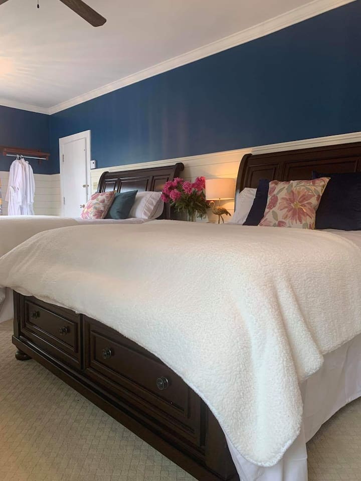 2 Queen Bedroom