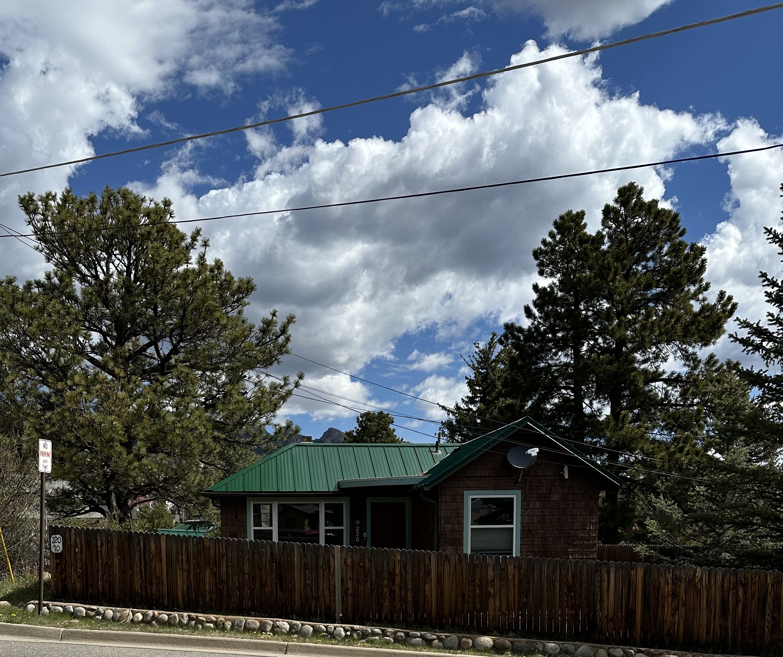 Wapiti Cottage – 1 block from Bond Park!