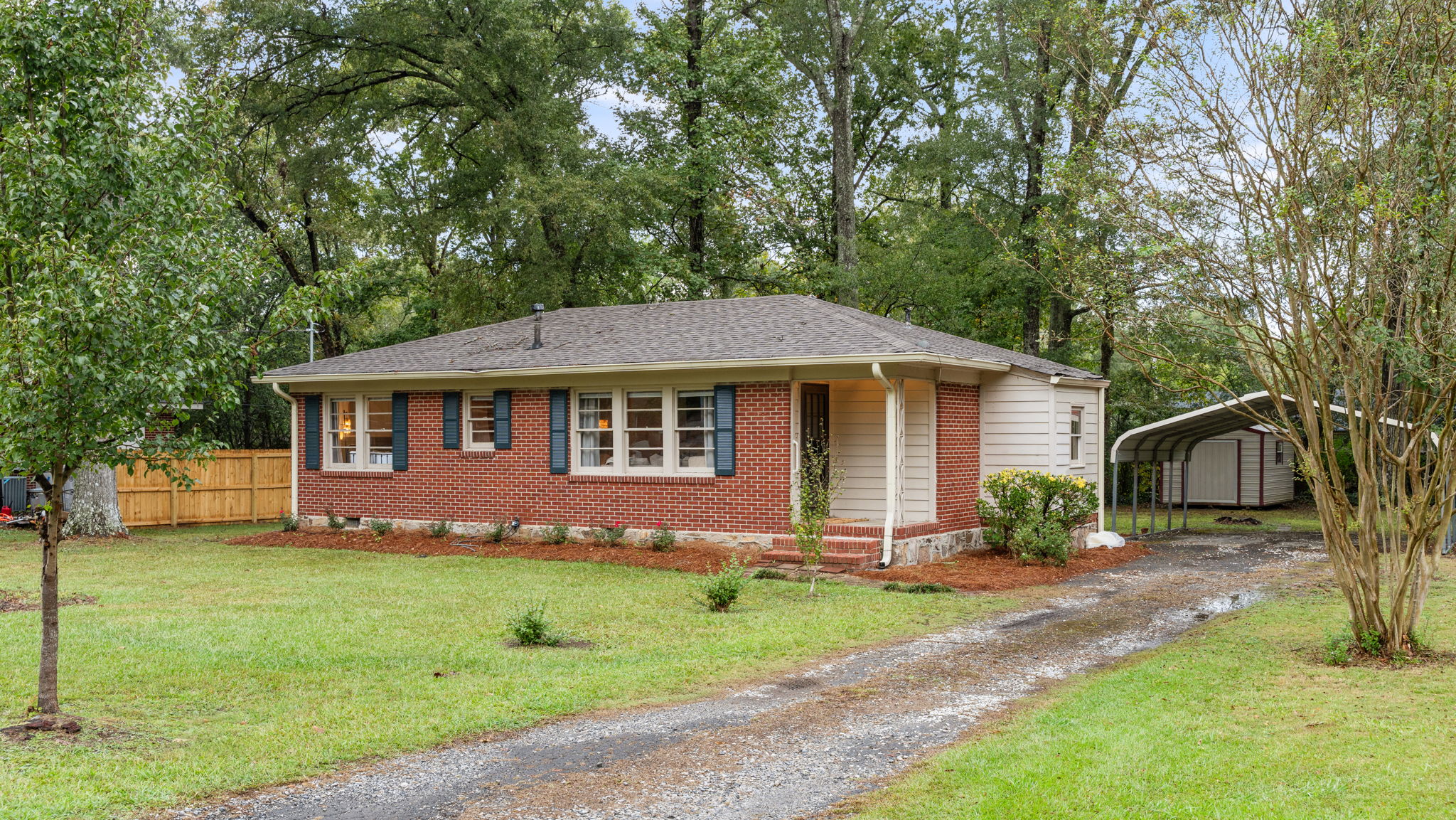 The Cottage on Elliott - Covered Parking for Two Cars