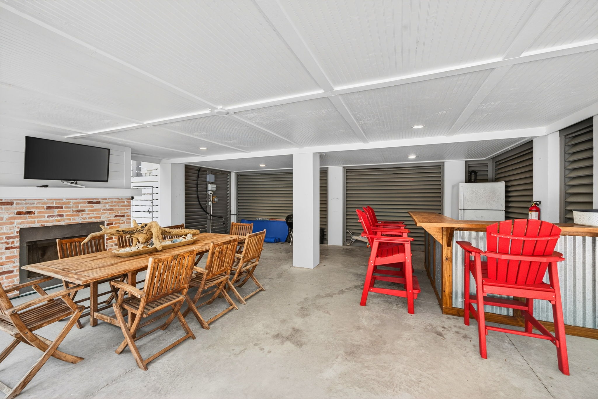 Outdoor dining and bar | Driftwood Dreams | 105 Forest Trail | Isle of Palms, SC | IOP Escapes