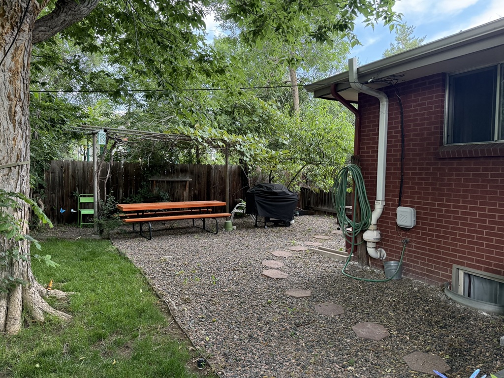 🔥 “Backyard BBQ goals.” Fire up the grill and relax under the vines—this cozy garden is made for slow evenings and good company.