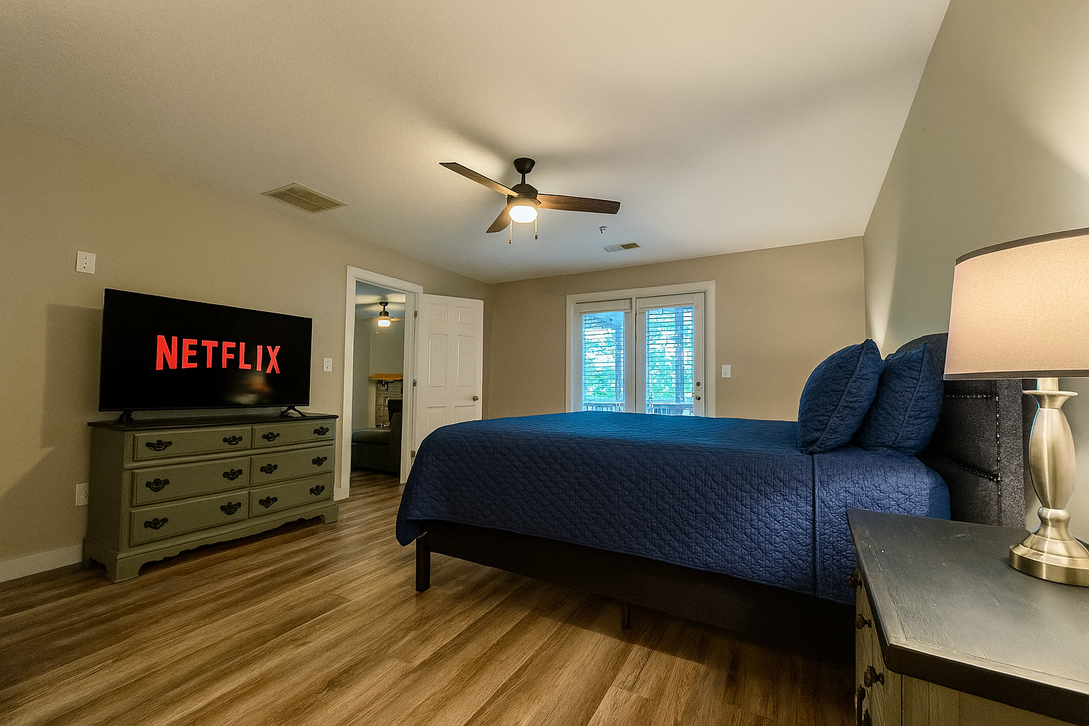📺 Wind down with Netflix from the comfort of your king-sized bed.