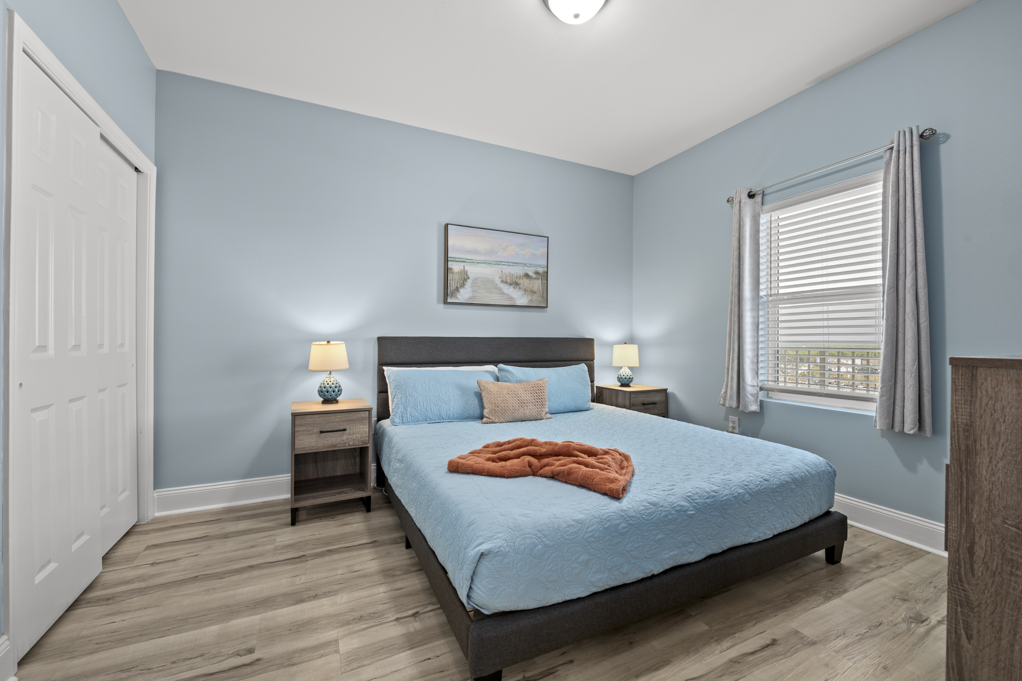 Guest King Bedroom- lake view