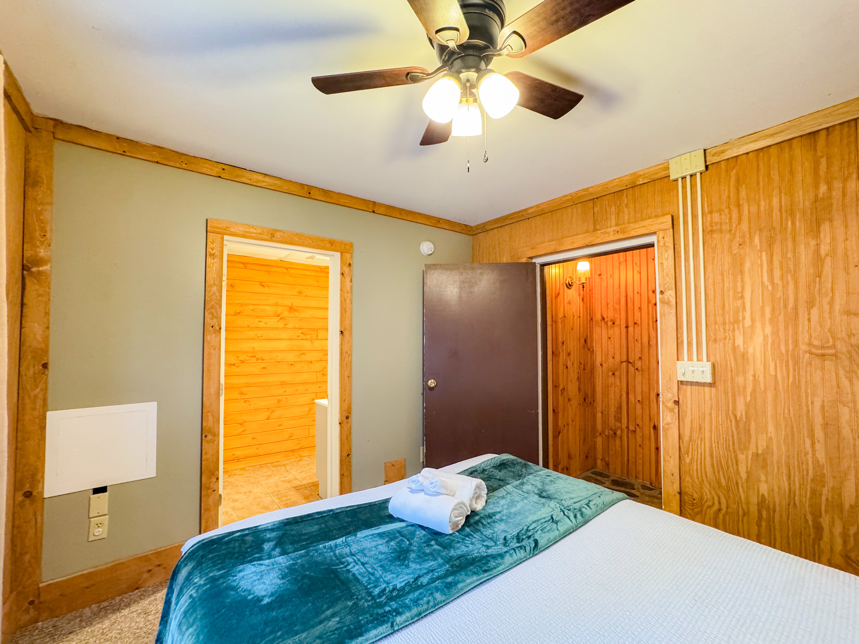 lower level bedroom with en-suite bathroom
