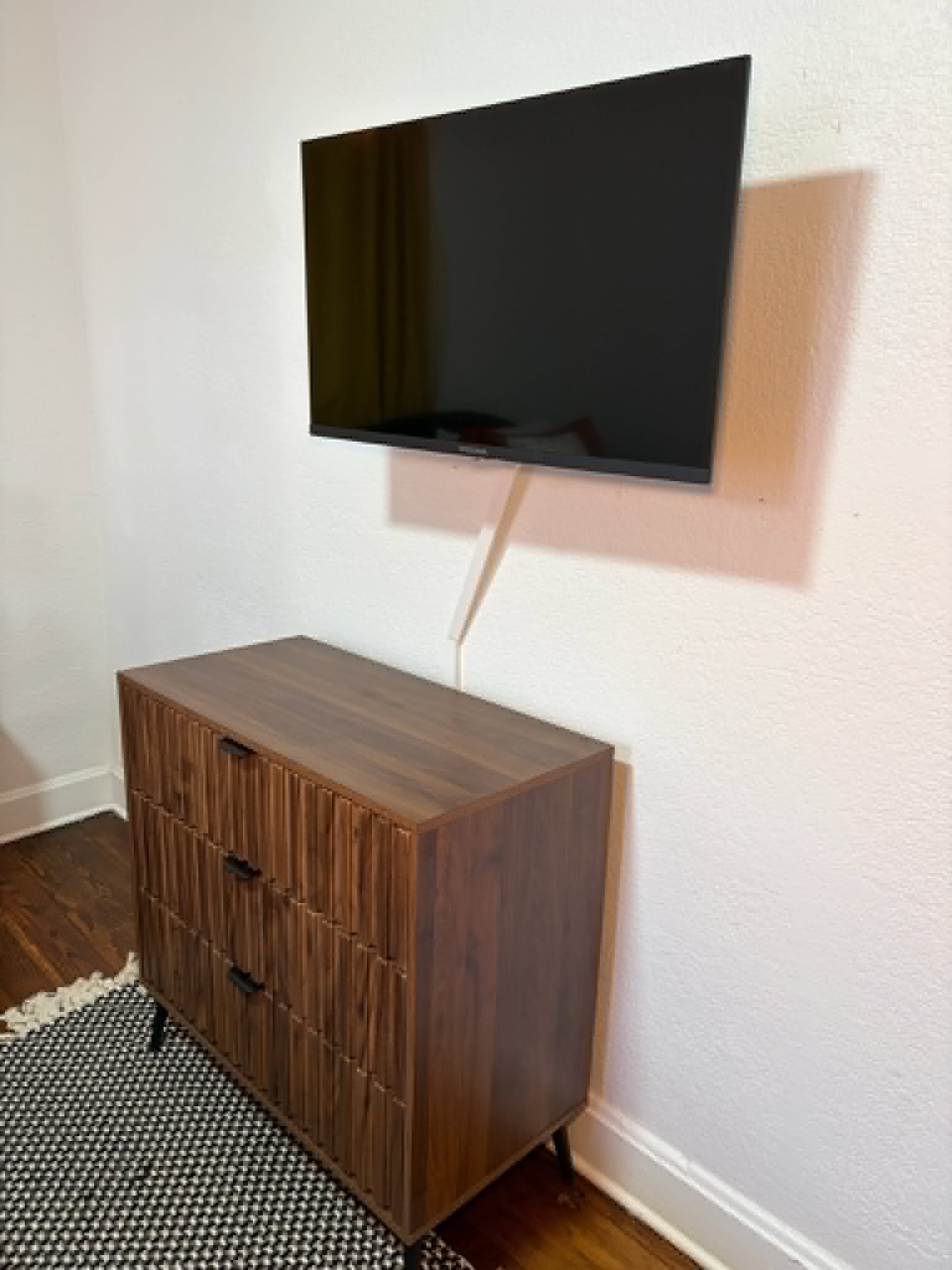 Queen bedroom 32" smart TV/Dresser