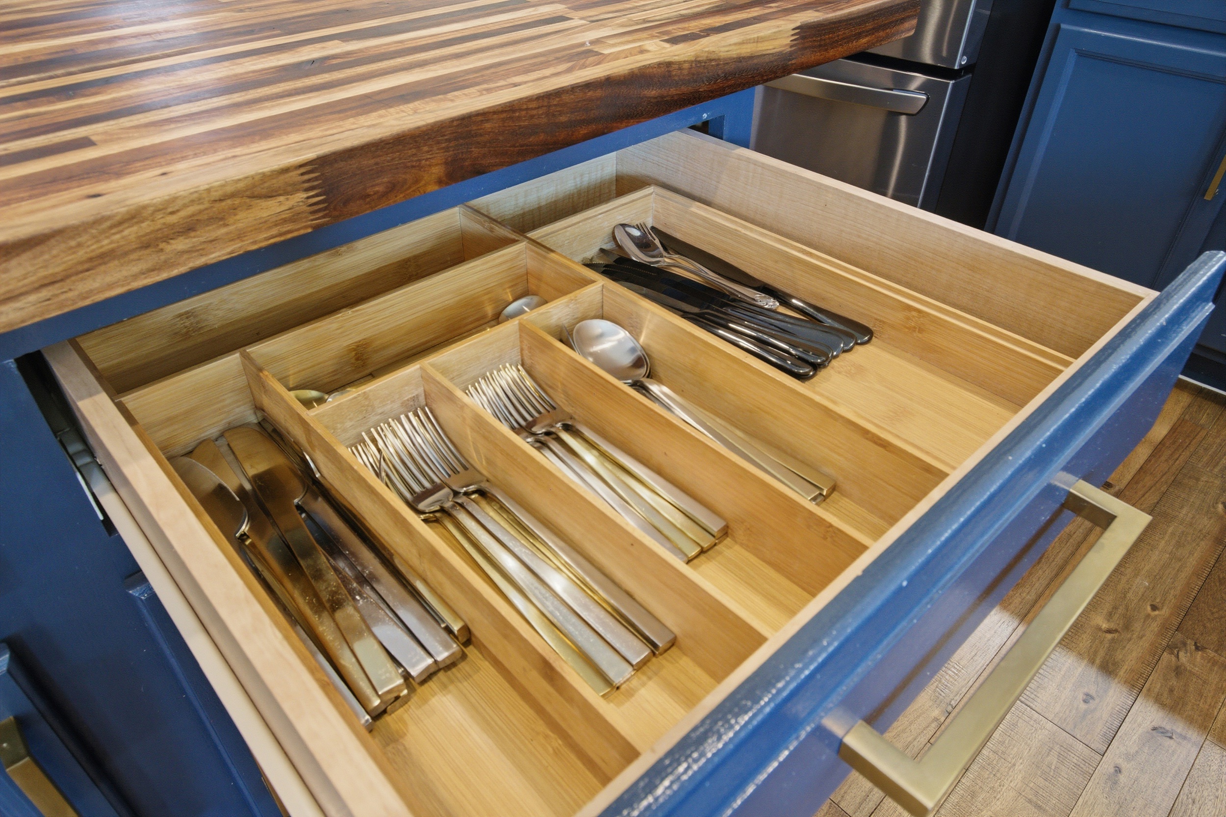 Organized cutlery drawer with everyday flatware and utensils, plus dedicated kitchen tools ready for use.
