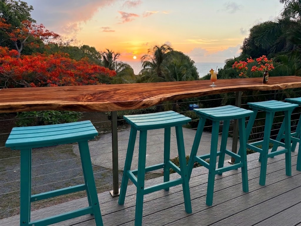 The heartbeat of the outdoor deck. Hand-finished from locally grown mahogany, this expansive bar top offers sweeping Caribbean views from day to night. Ease into the morning with a cup of coffee, and return in the evening with a cocktail