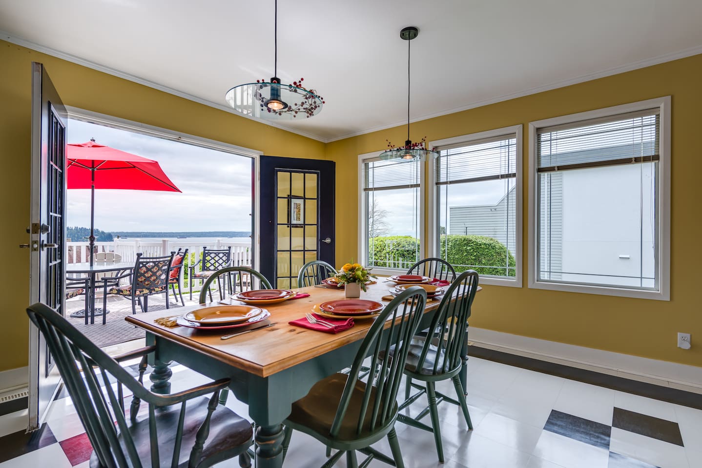 This home has a fabulous indoor/outdoor feeling because of the glorious views and garden.   The winning combination of extensive windows, double French doors and fabulous deck takes full advantage of this magical spot in the city.
