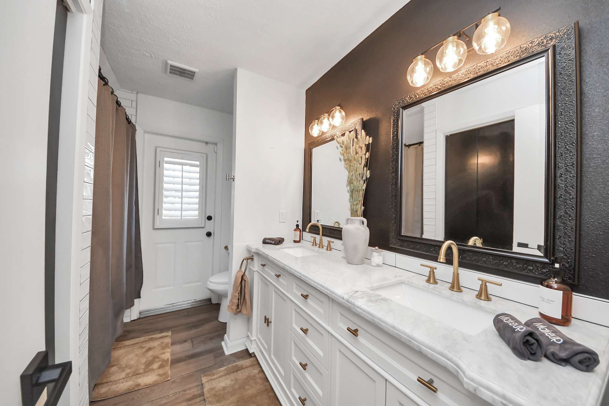Full guest bath on the 1st floor. 