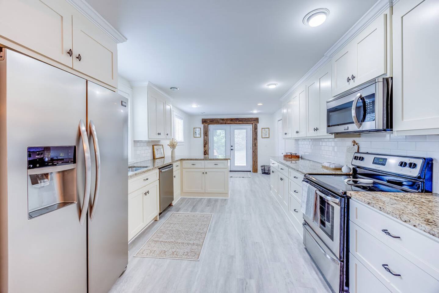 Fully equipped kitchen, perfect for preparing delicious meals during your stay, with modern appliances and a bright, welcoming atmosphere.