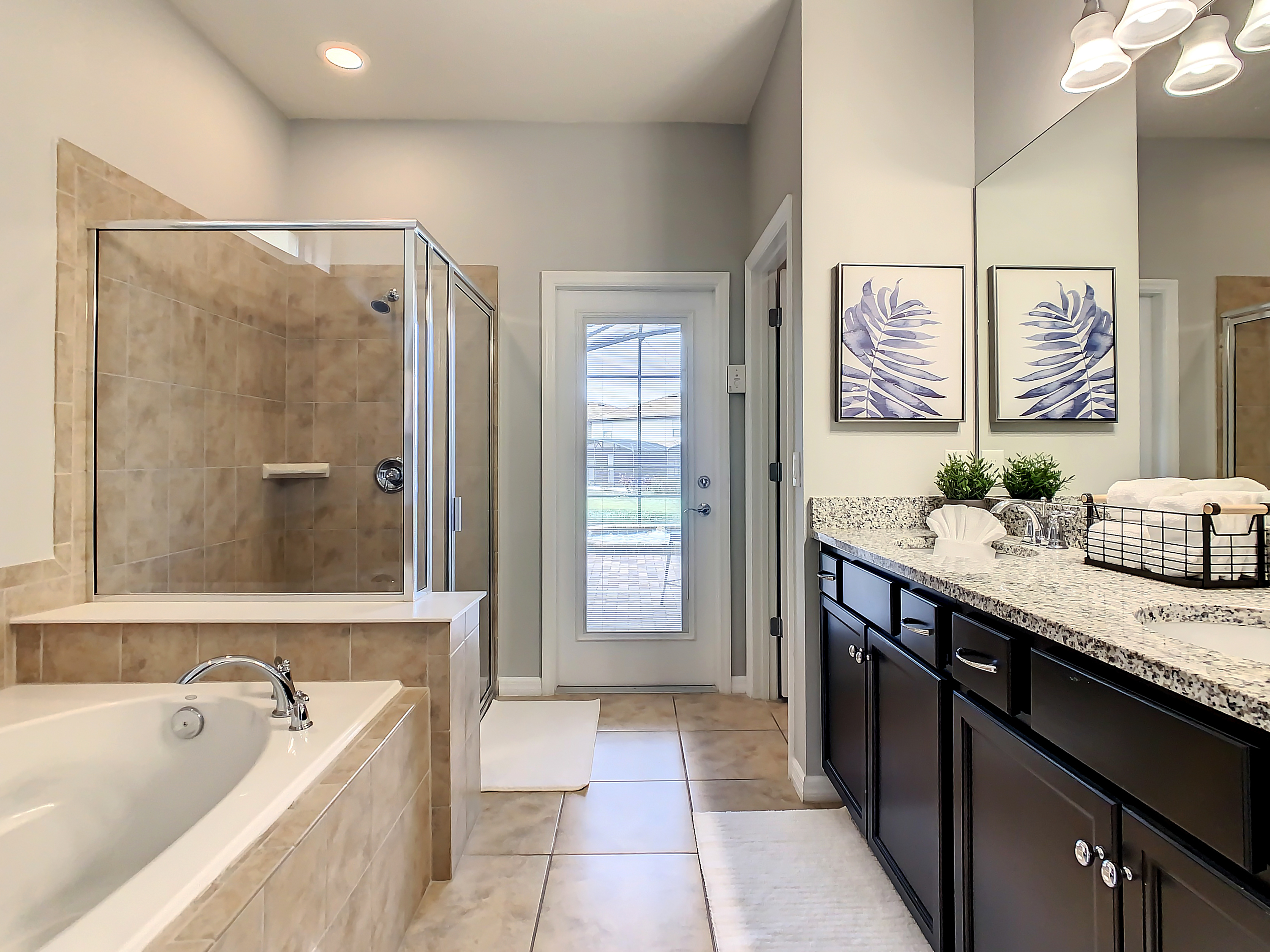 Bath #1-En Suite-1st Floor