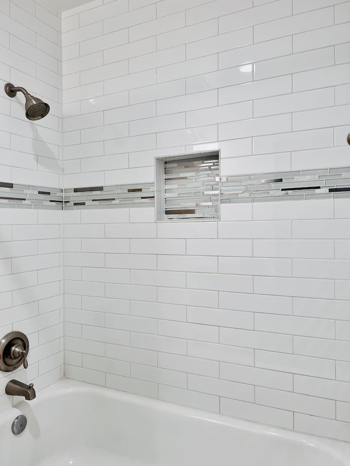 Hallway bathroom with bathtub/shower combo