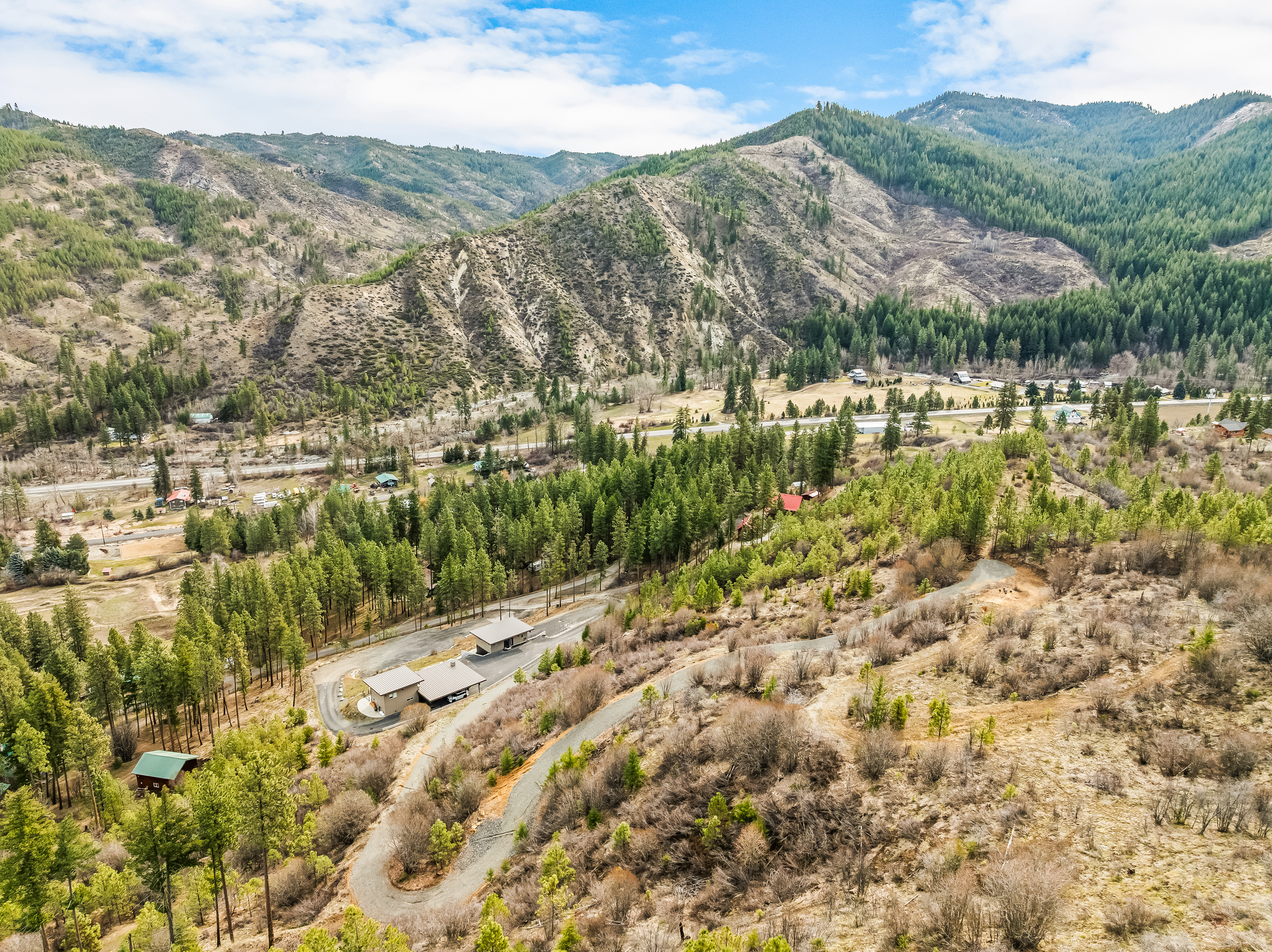 Guesthouse and the owner's main house sit on 13 acres with hiking and snowshoeing up the nearby mountain