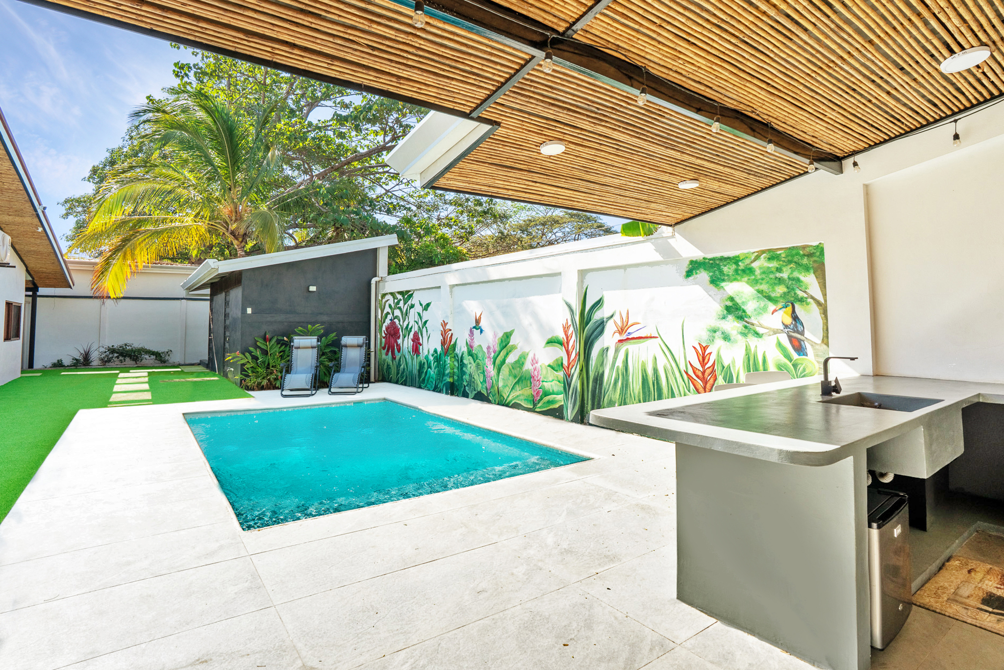 Pool, kitchen, beer fridge...check, that's everything you need!