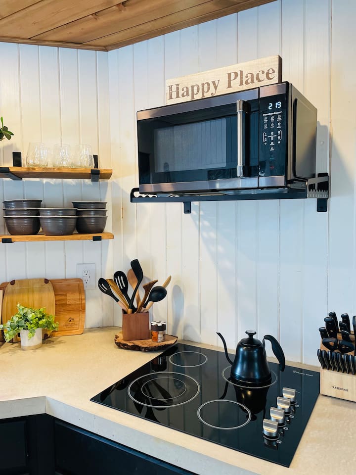 The kitchenette in our treehouse features a cooktop and toaster oven for meal preparation, but please note that it does not include an oven.