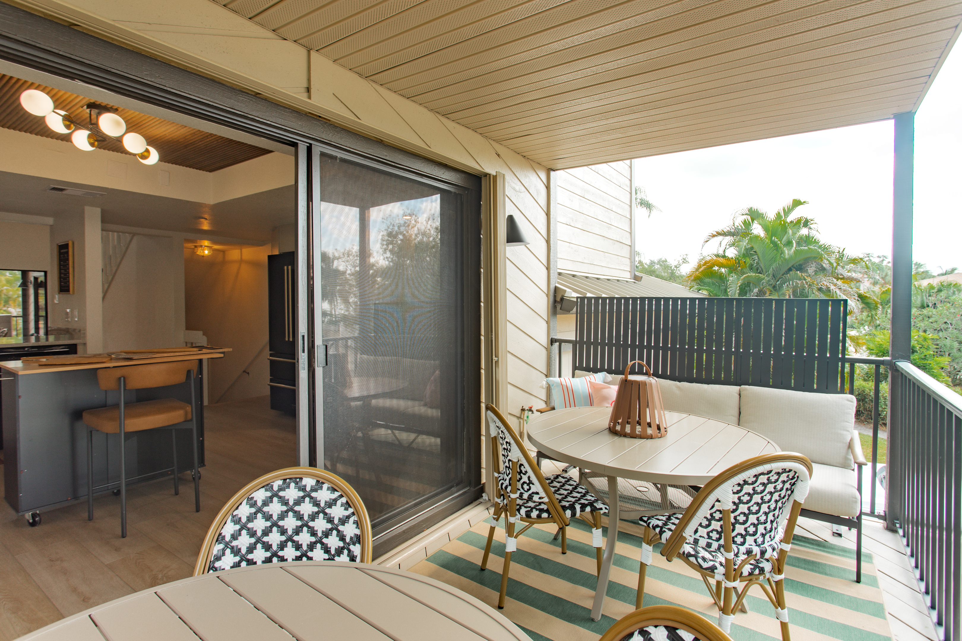 Shaded outdoor banquette just off the kitchen—ideal for smoothies, slow mornings & peekaboo views of Sarasota Bay.