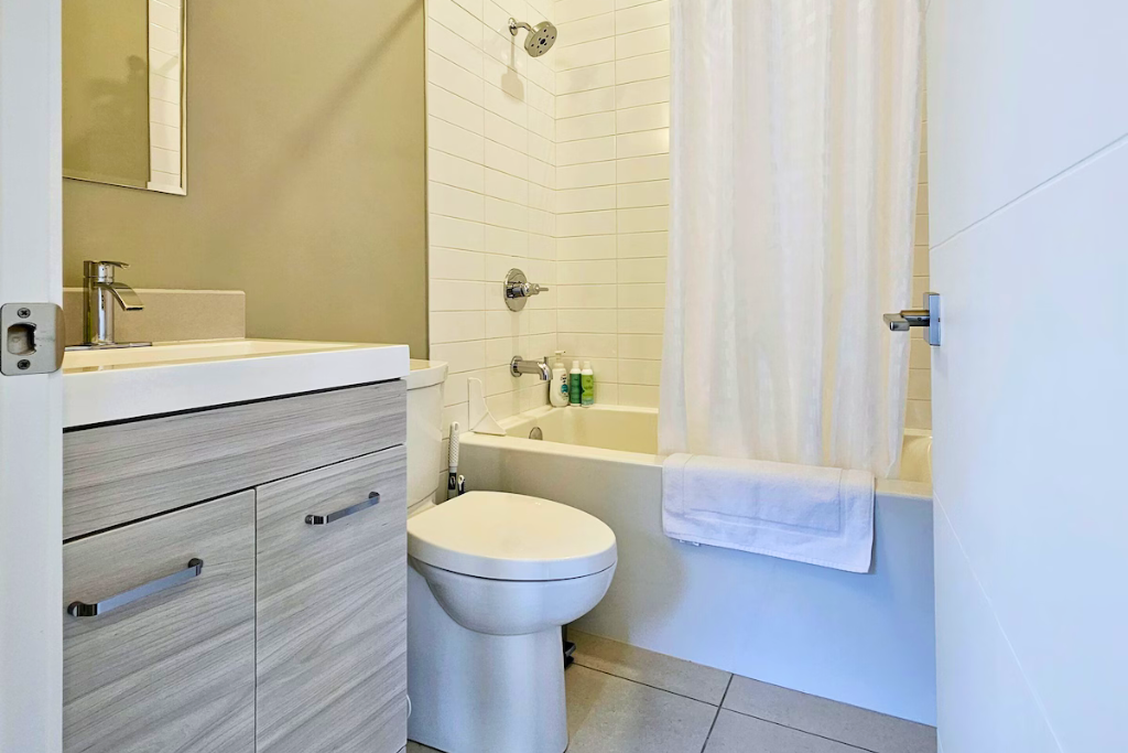 Main Floor Suite Full Bath