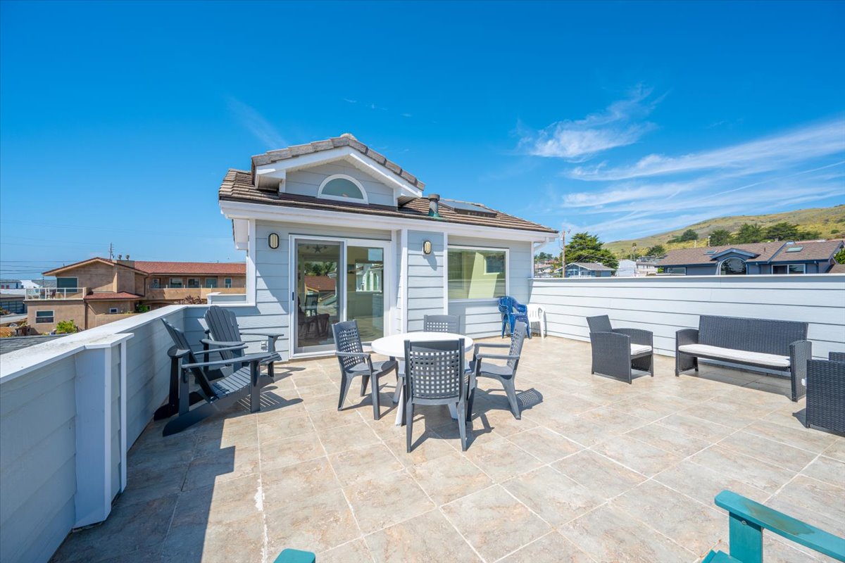 Upstairs South Facing Deck Seating