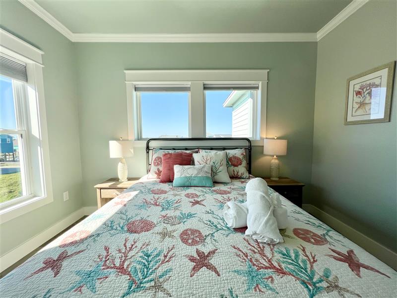 Crystal Paradise Bedroom 2: Bright and inviting queen bedroom featuring private ensuite access and shared bath convenience.