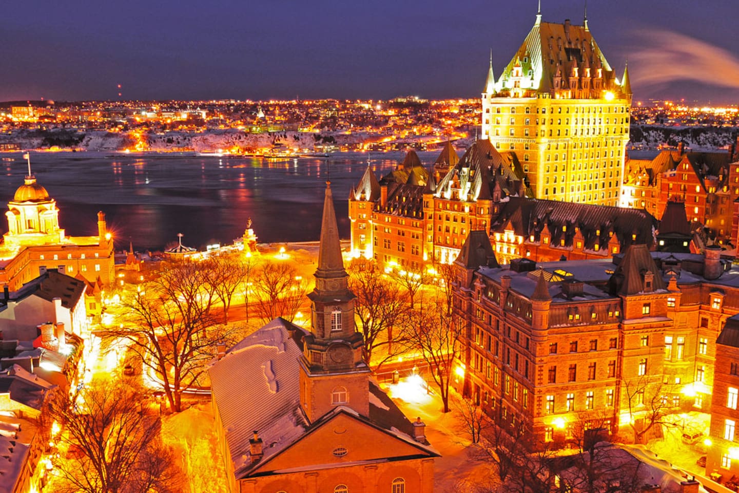 Impressionnante vue nocturne du Vieux-Québec.