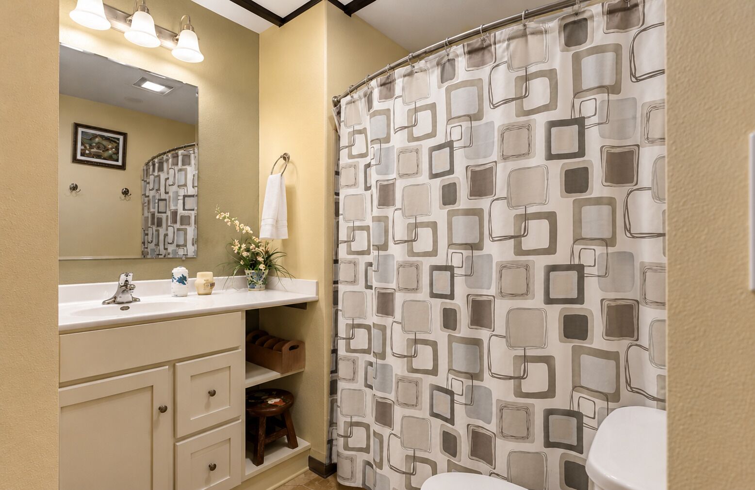 A convenient upper-level full bathroom helps make large group stays comfortable and stress-free.