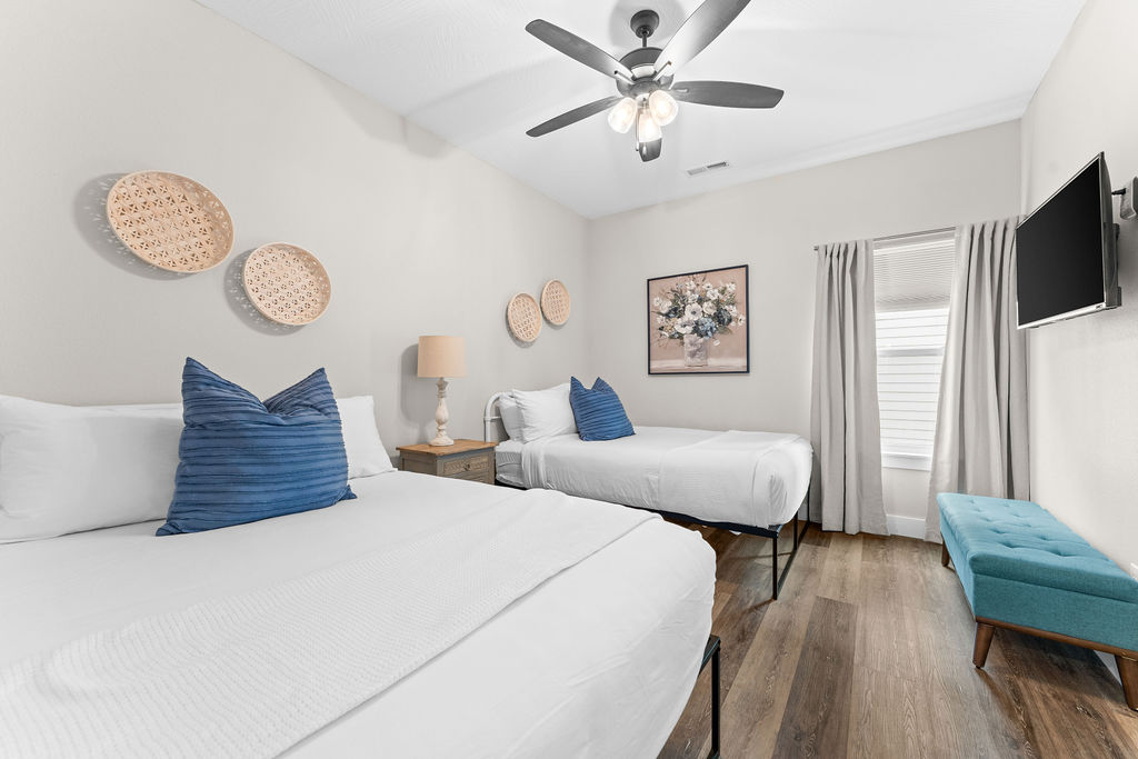 Lower level double queen with ensuite bathroom