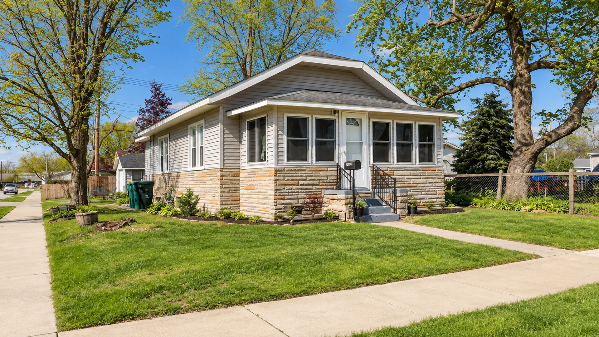 Cozy Mishawaka bungalow just 5 min to IUSB and 11 min to Notre Dame.