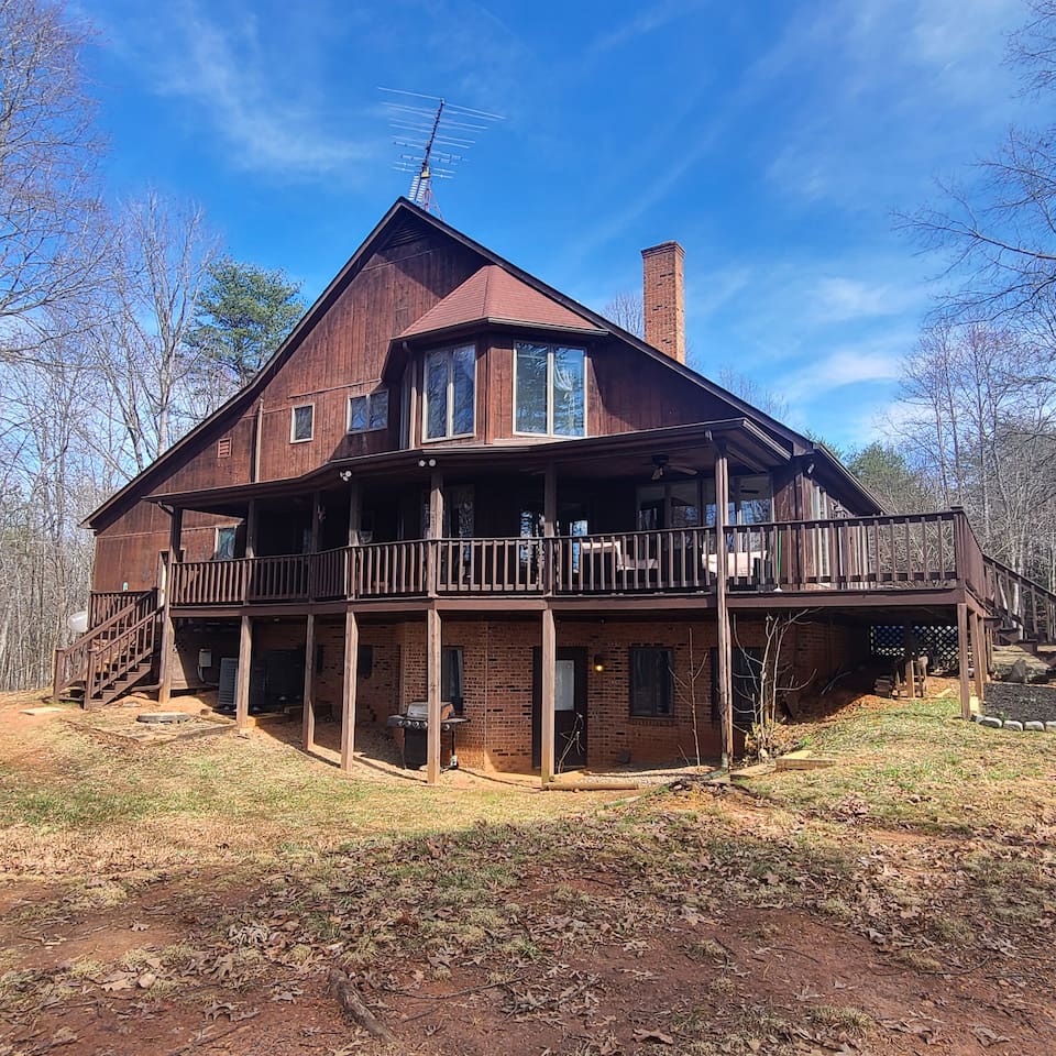 Exterior Retreat: Spacious deck and stunning views, perfect for sunset gatherings and relaxation!